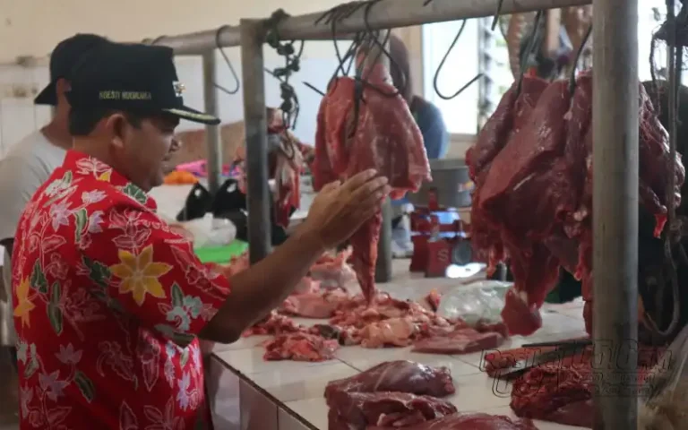Harga kebutuhan pokok masyarakat (kepokmas) di beberapa pasar tradisional di Kabupaten Semarang terpantau stabil menjelang Lebaran 1444 Hijriah. Pasar Projo Ambarawa menjadi salah satu pasar yang dimonitor oleh Bupati Semarang Ngesti Nugraha pada Jumat (14/4/2023). Harga kepokmas cenderung stabil pada setiap komoditasnya, termasuk beras, sayuran, dan cabai. Namun, mentimun dan cabai merah besar mengalami sedikit peningkatan harga.