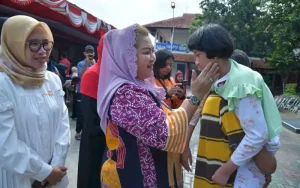 Program penyerahan santunan oleh Pemerintah Kota Semarang kepada anak yatim, anak stunting, guru TPQ, dan pengemudi ojek online di bulan Ramadan telah dilaksanakan di kantor Kecamatan Gayamsari, Sabtu (9/4/2023). Wali Kota Semarang, Hevearita Gunaryanti Rahayu menyampaikan harapannya agar program ini berkelanjutan dan dilaksanakan secara rutin, tidak hanya saat bulan Ramadan saja.