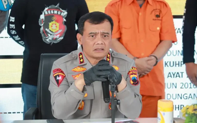 Kepolisian Daerah Jawa Tengah mengadakan konferensi pers terkait kasus rudapaksa santriwati di Pondok Pesantren Bandar Kabupaten Batang. Pelaku yang terlibat dalam aksi tersebut adalah pengasuh ponpes Wildan Mashuri Aman (58) dan sekarang telah menjadi tersangka. Terdapat 15 korban dalam kasus ini, dimana delapan diantaranya mengalami luka robek pada bagian tubuh paling pribadi dan enam korban mendapat perlakuan rudapaksa.
