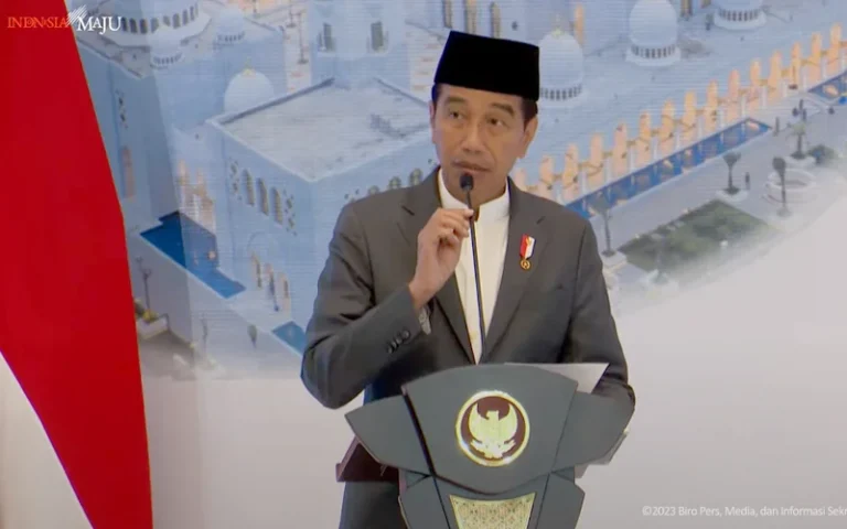 Presiden Joko Widodo hadir dalam peringatan Zayed Humanitarian Day di Kota Surakarta, Jawa Tengah dan mengajak semua pihak untuk meneladani kerja kemanusiaan Sheikh Zayed bin Sultan Al Nahyan. Acara tersebut dihadiri oleh sejumlah tokoh penting, termasuk Menteri Energi dan Infrastruktur Persatuan Emirat Arab Suhail Mohammed Al Mazroei dan Menteri Dalam Negeri Tito Karnavian.