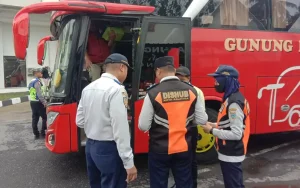 Dalam menyambut arus mudik Lebaran, Dishub Kota Salatiga menggelar ramp check kendaraan umum agar kendaraan yang digunakan oleh pemudik aman dan nyaman selama perjalanan. Kegiatan ini dilaksanakan selama 2 hari dan telah memeriksa 33 angkutan umum. Selama pemeriksaan, Dishub Salatiga melakukan pengecekan fisik kendaraan, kelengkapan surat kendaraan, kondisi fisik pengemudi, serta tes urine untuk memastikan tidak ada pengemudi yang mengkonsumsi narkoba.
