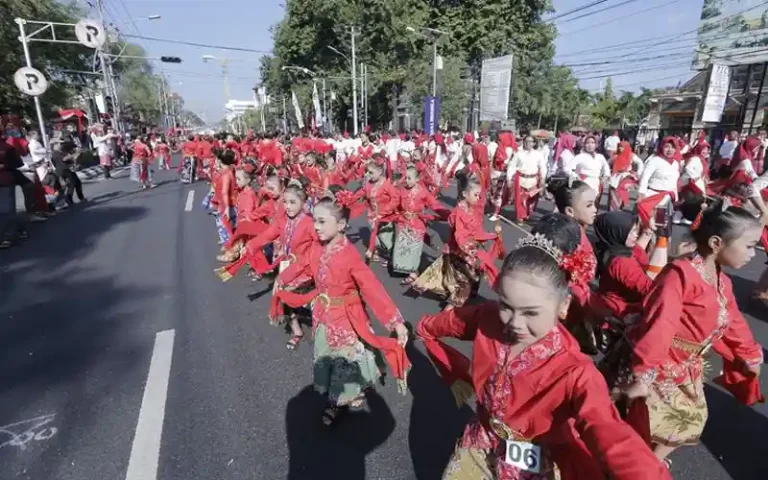 Pemerintah Kota Semarang akan menutup Jalan Pemuda Semarang pada 1-2 Mei 2023 untuk rangkaian kegiatan peringatan HJKS ke-476. Acara utama adalah Joget Bareng Semarang Rumah (K)Ita dan Makan Bersama Nasi Glewo.