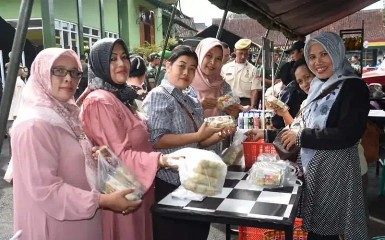 Bazaar Ramadan yang diadakan di halaman Korem 073/Makutarama di jalan Diponegoro 38 Salatiga mendapat antusiasme yang tinggi dari kaum wanita. Hal ini disebabkan oleh harga yang sangat terjangkau untuk semua jenis barang yang dijual. Bazaar ini dilaksanakan sebagai bagian dari upaya membantu pemerintah dalam pengendalian harga sembilan bahan pokok (Sembako) yang biasanya meningkat menjelang hari raya Idul Fitri.