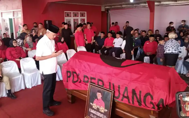 Jenazah Ketua DPRD Jawa Tengah Bambang Kusriyanto (BK) dimakamkan hari ini di TPU Donoloyo, Kelurahan Susukan, Kecamatan Ungaran Timur, Kabupaten Semarang. Prosesi pemakaman dihadiri oleh kerabat, petakziah, dan sejumlah pejabat. Gubernur Jawa Tengah Ganjar Pranowo menyampaikan penghargaannya terhadap almarhum yang selalu peduli terhadap keluh kesah warganya serta menunjukkan loyalitasnya sebagai kader PDIP.