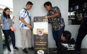 UKSW melalui Divisi Promosi dan Komunikasi Publik (DIVPROM) menyerahkan dua unit alat pencuci tangan nirsentuh kepada Rest Area (Resta) Pendopo Km 456 Salatiga, Selasa (18/04/2023) sore sebagai bagian dari promosi dan keterlibatan Kampus Indonesia Mini dalam menyongsong libur Hari Raya Idul Fitri
