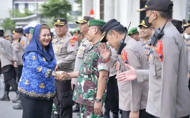 Wali Kota Semarang, Hevearita Gunaryanti Rahayu, bersama jajaran Pemerintah Kota Semarang tengah mempersiapkan segala kebutuhan untuk mengawal pemudik yang akan melewati Kota Semarang saat mudik Lebaran 2023. Dalam upaya mendukung kelancaran lalu lintas dan keamanan para pemudik, pihak Polrestabes juga menyiapkan 14 posko selama Operasi Ketupat 2023.