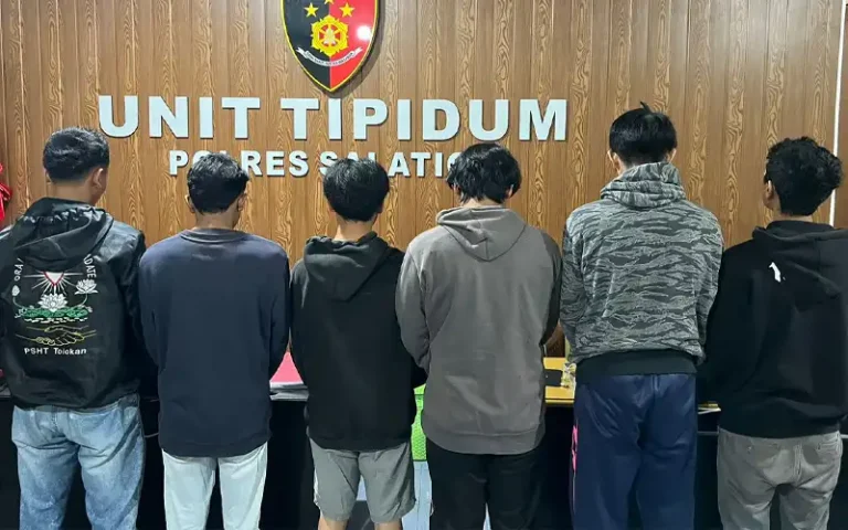 Pelaku pengeroyokan di Indomaret Salatiga pada 22 April 2023 telah tertangkap pada 27 April 2023. Dari penyelidikan Sat Reskrim Polres Salatiga, 9 pelaku berhasil ditangkap dan dijerat dengan pasal 170 KUHPidana. Korban mengalami luka-luka dan harus dirawat di RSUD Salatiga.