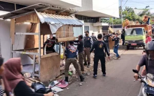 Satpol PP Kota Semarang melakukan penertiban terhadap 75 lapak pedagang kaki lima (PKL) yang berdagang secara liar di tepi Jalan Aloon-aloon Barat, Kompleks Johar Kanjengan pada Jumat (28/4/2023). Meskipun para pedagang telah mendapat kios resmi di Johar Kanjengan, petugas gabungan masih menemukan puluhan PKL berdagang di tepi jalan. Fajar menegaskan bahwa tepi jalan bukanlah tempat untuk berdagang, dan pedagang seharusnya menggunakan kios yang telah disediakan