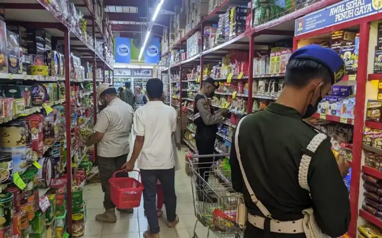 Petugas gabungan dari Satpol PP, Polres, Kodim, dan Denpom melakukan operasi ketertiban non-yustisi di Salatiga untuk memeriksa makanan dan minuman kadaluwarsa di toko dan swalayan. 14 makanan ringan dan tiga minuman bersoda ditemukan kadaluwarsa.