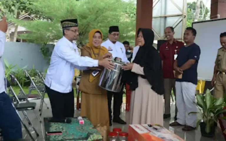 Sekretaris Daerah Kota Salatiga, Ir. Wuri Pudjiastuti, menyerahkan bantuan peralatan memasak, alat penetas telur, dan uang permodalan kepada UMKM di Kelurahan Kalibening dalam rangka program Supertangguh Dinas Penanaman Modal dan Pelayanan Terpadu Satu Pintu. Program ini diharapkan dapat meningkatkan derajat ekonomi dan kesehatan warga Kalibening.