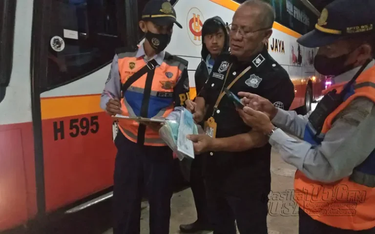 Menjelang arus mudik lebaran 1444 Hijriah, petugas Terminal AKAP Tipe A Bawen Kabupaten Semarang melaksanakan rampcheck untuk memastikan kondisi fisik, perlengkapan dan administrasi kendaraan. Penegakan aturan ini dilakukan untuk menjamin keamanan dan kenyamanan penumpang, dengan mengeluarkan tindakan tegas terhadap kendaraan yang tidak memenuhi syarat.