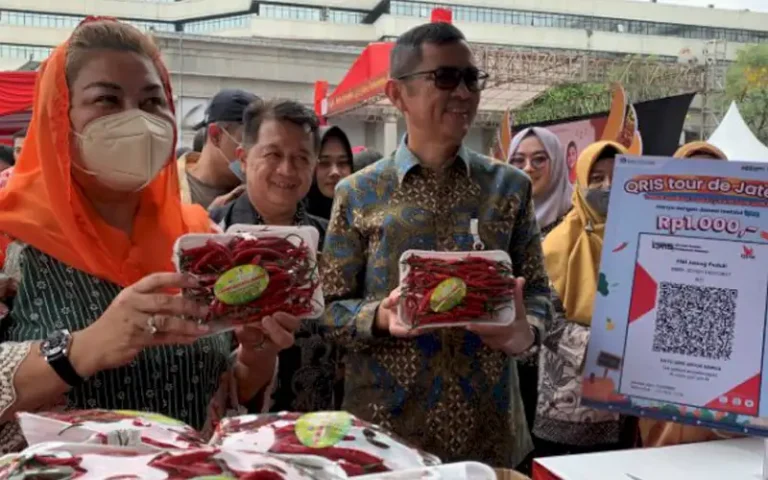 Bazar Ramadan di halaman Balai Kota Semarang menawarkan cabai dan bawang merah dengan harga murah sebesar Rp 1.000 per seperempat kilogram. Inisiatif ini dilakukan oleh Pemerintah Kota Semarang dan Bank Indonesia untuk membantu menekan inflasi yang biasanya meningkat pada saat Ramadan dan Hari Raya. Uang hasil penjualan cabai dan bawang merah tersebut akan disumbangkan ke PMI Jawa Tengah.