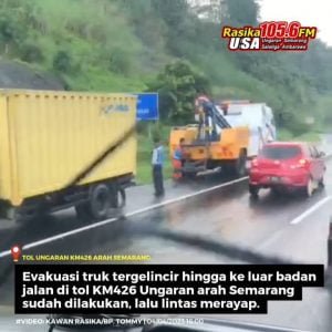 Truk tergelincir hingga ke luar badan jalan, lokasi di jalan tol KM426 ruas Ungaran arah Semarang sedang dilakukan evakuasi oleh truk derek. Posisi memakan bahu jalan, lalu lintas sempat padat saat ini kendaraan mulai mencair. Harap jadi perhatian.