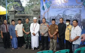 Buka bersama lintas agama di Pura Adya Dharma Bendosari, Kota Salatiga. Ratusan warga Muslim, Katolik, dan Kristiani berkumpul dengan rapi dan saling sapa dalam acara buka bersama yang sudah berjalan selama puluhan tahun sebagai simbol toleransi. Pemangku Pura Adya Dharma dan Takmir Masjid An Nur Bendosari juga menyatakan pentingnya menghormati pemeluk agama yang berbeda untuk membangun persatuan dan kekuatan bangsa.