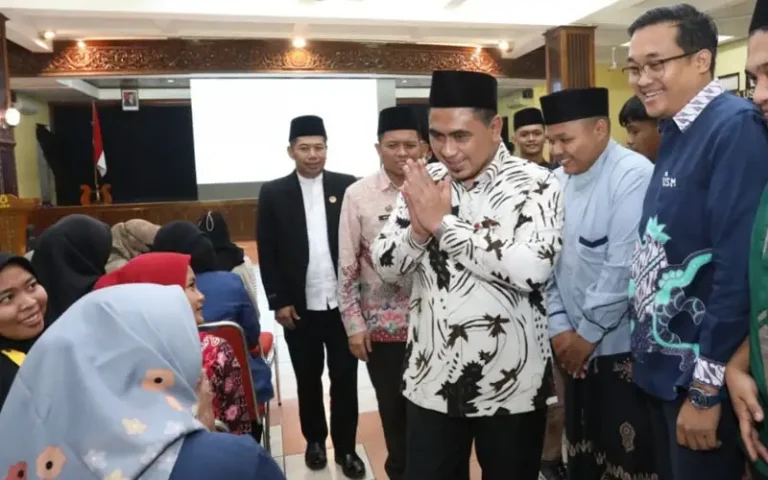 Wakil Gubernur Jawa Tengah, Taj Yasin Maimoen mendorong santri untuk lebih kreatif dalam menulis agar dapat menyebarkan syiar Islam dengan lebih luas dan mudah dipahami. Dalam acara Gerakan Santri Menulis di Universitas Semarang, beliau mengatakan bahwa budaya menulis di lingkungan pesantren sangat baik, tetapi perlu dimodifikasi agar bisa diterima masyarakat.
