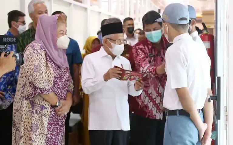 Wakil Presiden RI, Ma'ruf Amin, memberikan apresiasi terhadap perkembangan Mal Pelayanan Publik (MPP) Kota Semarang yang sangat cepat. Diharapkan, hadirnya MPP dapat mempercepat integrasi penyelenggaraan pelayanan publik berkualitas bagi masyarakat. MPP Kota Semarang telah melayani 165 jenis layanan perizinan, administrasi, dan non-administrasi dari 39 instansi yang bergabung.