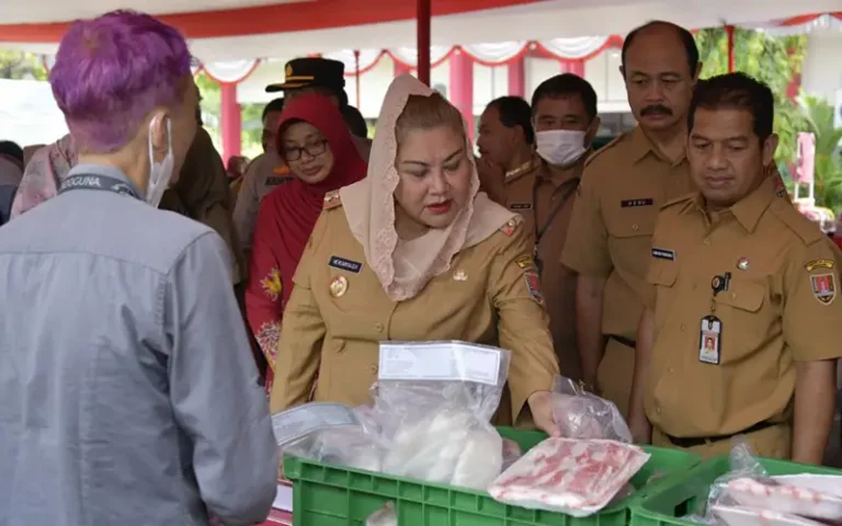 Wali Kota Semarang, Hevearita Gunaryanti Rahayu, kembali menggelar pasar murah Ramadan di Kecamatan Gayamsari untuk menjaga stabilitas harga kebutuhan pangan selama Ramadan dan Idul Fitri. Pasar murah ini juga bertujuan untuk membantu masyarakat yang tidak mampu dengan pembagian sembako.