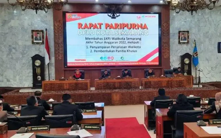 Wali Kota Semarang, Hevearita G. Rahayu, menyampaikan Laporan Keterangan Pertanggungjawaban (LKPJ) kepada DPRD Kota Semarang pada Rapat Paripurna, Jumat (31/3/2023). Dalam laporannya, Ita mengatakan kenaikan tingkat kemiskinan sebesar 4,5 persen di tahun 2022 karena pandemi Covid-19.