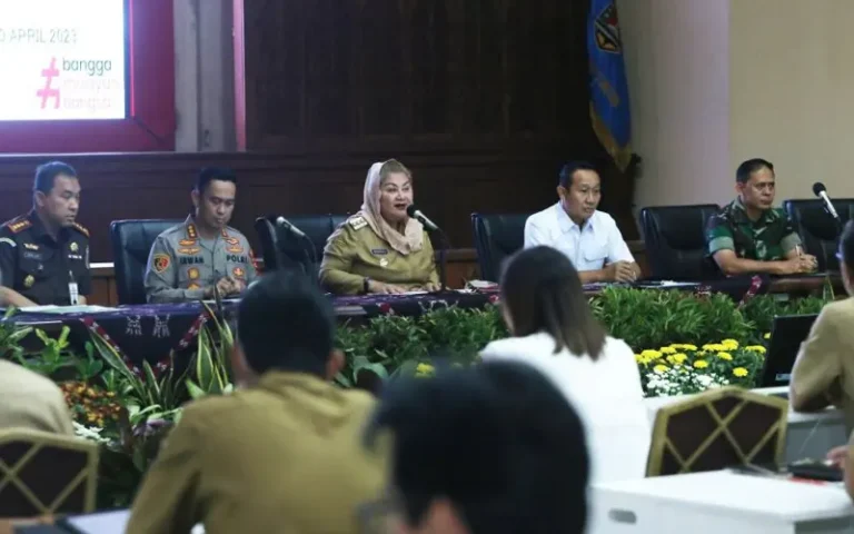 Walikota Semarang Hevearita Gunaryanti Rahayu mempersiapkan segala sesuatu untuk menyambut pemudik yang akan memasuki ibu kota Provinsi Jawa Tengah. Dalam rangkaian koordinasi bersama Forkopimda pada Senin (10/4). Terdapat beberapa hal yang menjadi fokus dalam rapat koordinasi tersebut, termasuk pengamanan arus mudik, pelayanan publik dan Kamtibmas di Kota Semarang selama mudik berlangsung.