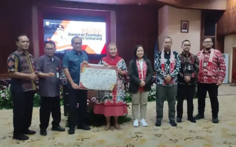 Hevearita Gunaryanti Rahayu, Walikota Semarang, masuk dalam 10 besar Anugerah Tinarbuka 2023 untuk kategori Walikota/Bupati yang diselenggarakan oleh Komisi Informasi Publik Republik Indonesia (KIP RI). Saat ini sedang dilakukan tahap uji visitasi yang dihadiri Walikota Semarang bersama semua OPD di jajaran Pemkot Semarang oleh Komisioner KIP Pusat RI di Ruang Lokakrida lantai 8, Balaikota Semarang pada Rabu (12/4/2023).
