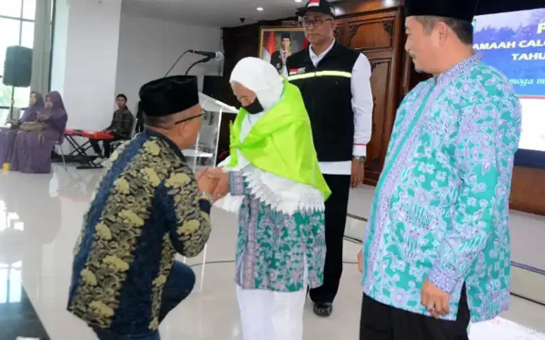 Drs. Sinoeng N Rachmadi, Penjabat Wali Kota Salatiga meminta kepada petugas pendamping haji untuk memberikan pelayanan terbaik kepada jamaah. Hal tersebut di sampaikan saat Kegiatan Pamitan Jamaah Calon Haji Kota Salatiga Tahun 1444 H/2023 di Aula Kaloka Gedung Setda Lantai 4, pada Selasa (23/05/2023),