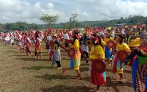 Peringatan Hardiknas 2023 di Kecamatan Suruh, Kabupaten Semarang disambut dengan antusias oleh 575 siswa SD dan SMP yang tampil kompak menampilkan tari prajuritan khas Kabupaten Semarang di Lapangan Mesu, Desa Suruh. Kepala Dinas Pendidikan Kebudayaan Pemuda dan Olahraga Kabupaten Semarang, Sukaton Purtomo, menyebut tari prajuritan ini sebagai bentuk pelestarian budaya daerah yang diikuti oleh semua siswa SD dan SMP di Kecamatan Suruh.