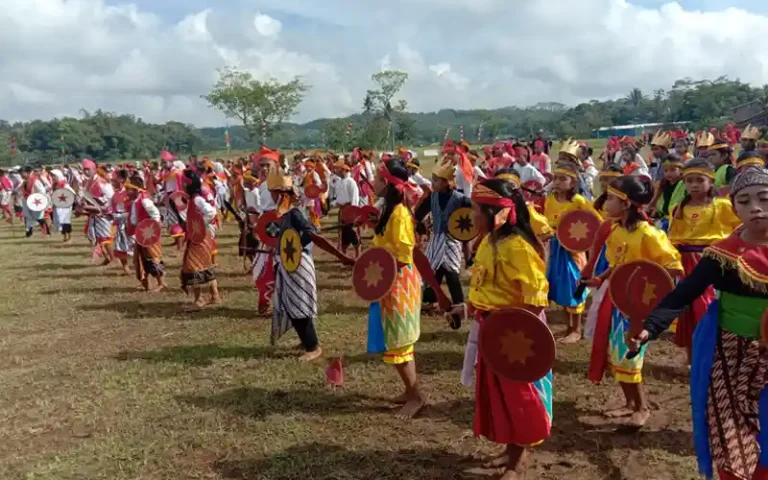 Peringatan Hardiknas 2023 di Kecamatan Suruh, Kabupaten Semarang disambut dengan antusias oleh 575 siswa SD dan SMP yang tampil kompak menampilkan tari prajuritan khas Kabupaten Semarang di Lapangan Mesu, Desa Suruh. Kepala Dinas Pendidikan Kebudayaan Pemuda dan Olahraga Kabupaten Semarang, Sukaton Purtomo, menyebut tari prajuritan ini sebagai bentuk pelestarian budaya daerah yang diikuti oleh semua siswa SD dan SMP di Kecamatan Suruh.
