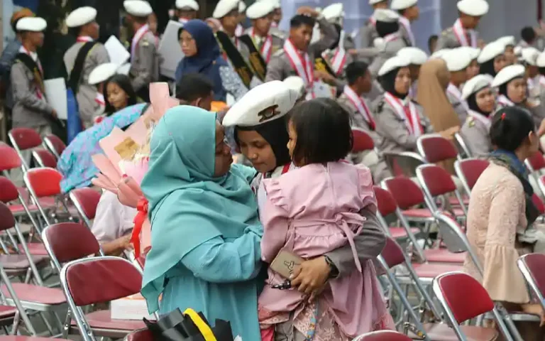 Acara wisuda dan pelepasan lulusan SMKN Jawa Tengah pada Kamis (25/5/2023) disertai dengan isak tangis yang memenuhi ruangan, baik dari siswa maupun orang tua. Dari total 258 lulusan tahun ini, sekitar 60-70 persen di antaranya telah berhasil terserap di dunia kerja.