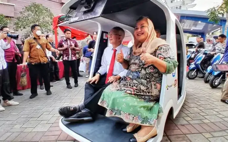 Becak Listrik Kampus Udinus, yang diberi nama Becak Listrik BecikKU, akan segera beroperasi di Kota Lama Semarang. Kendaraan ini merupakan inovasi dari Fakultas Teknik Universitas Dian Nuswantoro (Udinus) yang menjawab ajakan pemerintah untuk beralih dari kendaraan berbasis bahan bakar minyak menjadi energi terbarukan.