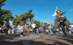 Peringati Hari Tari Sedunia, komunitas tari Salatiga menggelar aksi menari di Alun-alun Kota Salatiga. Ratusan warga menari tarian Wanara bergaya klasik Yogyakarta dengan kolaborasi etnis-etnis di Salatiga.