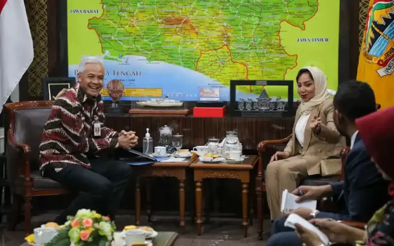 Duta Besar Qatar untuk Indonesia, HE Fawziya Edrees Salman Al-Sulaiti, bertemu dengan Gubernur Jawa Tengah, Ganjar Pranowo, pada Rabu (10/5/2023) untuk membahas potensi kerja sama di berbagai bidang, termasuk pendidikan, investasi, dan perdagangan. Dubes Fawziya juga mengajak Jawa Tengah untuk terlibat dalam kegiatan Year of Culture 2023 yang digagas oleh Kedubes Qatar.