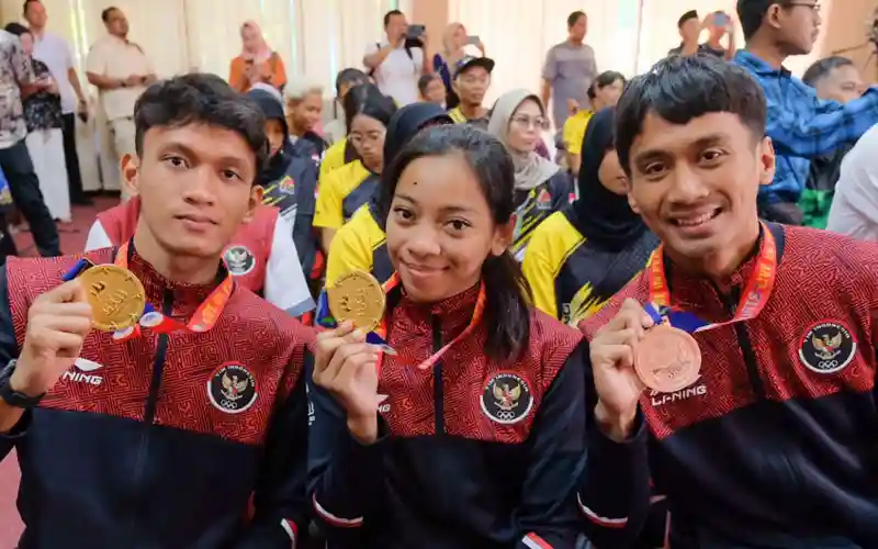 Gubernur Ganjar Pranowo merasa bangga dengan prestasi atlet-atlet Jawa Tengah yang berpartisipasi dalam SEA Games 2023, Ganjar berkomitmen untuk memberikan apresiasi dan perhatian khusus kepada atlet yang meraih medali.