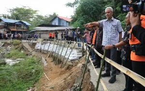 Gubernur Jawa Tengah Ganjar Pranowo turun tangan membantu warga Desa Pesangkalan yang terdampak musibah tanah longsor dan akses jalan yang ambles di Kabupaten Banjarnegara. Dalam kunjungannya, Ganjar didampingi oleh Kepala Dinas PU, Bina Marga, dan Cipta Karya Jateng, Hanung Triyanto, serta disambut dengan antusias oleh warga desa yang telah menunggu di sepanjang jalan.