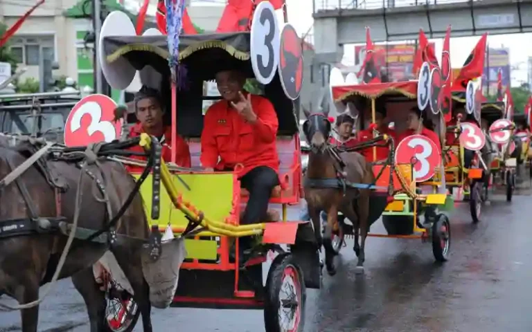 Pawai kebudayaan PDIP di Semarang diikuti oleh 850 kader, termasuk calon legislatif, yang ditemani oleh penari dari Sanggar Pelangi Ngesti Budaya mengiringi pendaftaran ke KPU. Tarian bertajuk Kridaning Jurit menggambarkan semangat juang partai dalam menghadapi Pemilu 2024. Selain tari-tarian, pawai juga menampilkan beragam unsur kesenian lainnya, termasuk paduan suara, jaran kepang, bambu kerincing, dan pasukan bendera merah putih.