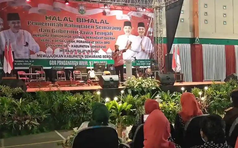 Gubernur Jawa Tengah Ganjar Pranowo hadir dalam acara halal bihalal bersama kepala desa (kades), perangkat desa, Badan Permusyawaratan Desa (BPD), dan Lembaga Ketahanan Masyarakat Kelurahan (LKMK) di GOR Pandanaran, Wujil, Kecamatan Bergas, Kabupaten Semarang, pada Selasa (23/5/2023). Dalam kesempatan tersebut, Ganjar menyampaikan pentingnya peran kepala desa dalam pembangunan masyarakat, terutama dalam menangani masalah stunting dan kemiskinan ekstrem. Gubernur Jawa Tengah berharap agar pemerintahan di tingkat desa dapat mendorong perubahan yang berdampak hingga tingkat provinsi, khususnya dalam menyelesaikan masalah stunting dan mengurangi kemiskinan ekstrem.