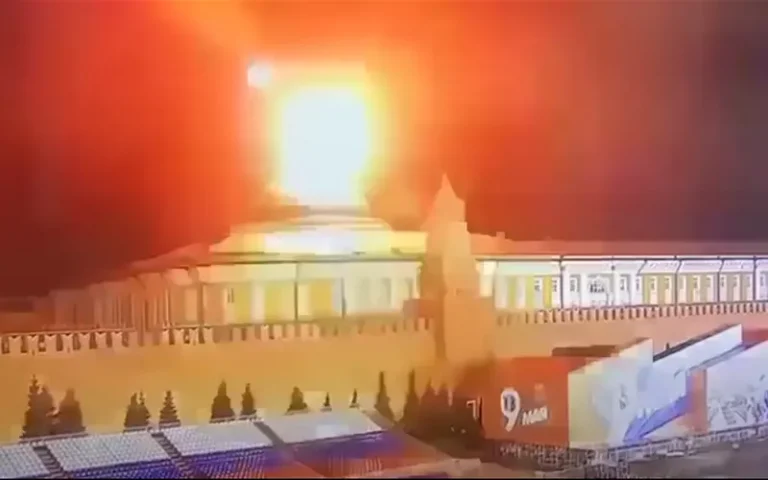 Serangan drone terhadap kediaman Presiden Rusia, Vladimir Putin, baru-baru ini menggemparkan. Serangan ini terjadi di tengah persiapan Rusia untuk perayaan Hari Kemenangan Perang Dunia II. Pemerintah Rusia menyebut serangan tersebut sebagai tindakan teroris yang direncanakan dan percobaan pembunuhan terhadap Presiden Putin.