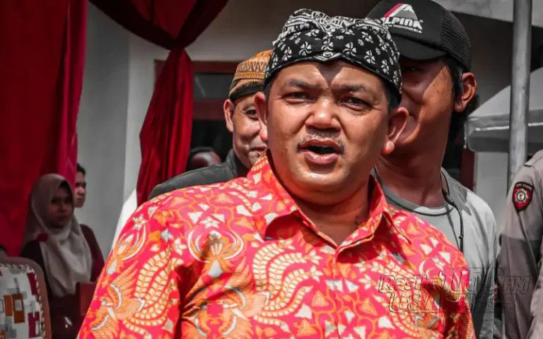 Ganjar Pranowo, Gubernur Jawa Tengah, resmi diusung sebagai calon presiden oleh PDIP untuk Pilpres 2024. DPC PDIP Kabupaten Semarang akan memberikan dukungan penuh dan berjuang keras untuk memenangkan partai ini pada Pilpres dan pemilu serentak 2024. Ketua DPC PDIP Kabupaten Semarang menegaskan bahwa kader partai akan mengikuti instruksi partai dan berusaha maksimal untuk memenangkan Ganjar.