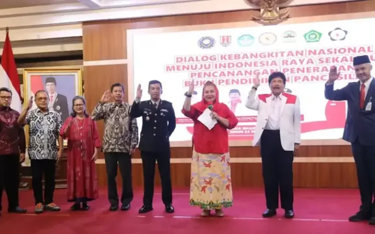 Kota Semarang sebagai Kota Pelopor Implementasi Buku PIP di Indonesia telah mendapatkan penghargaan dari Badan Pembinaan Ideologi Pancasila (BPIP). Pada acara Dialog Kebangkitan Nasional Menuju Indonesia Raya yang diadakan di Gedung Gradhika Bhakti Praja, Jalan Pahlawan, Semarang pada Senin (22/5/2023), beliau menyampaikan bahwa Kota Semarang merasa terhormat karena dipilih sebagai pelopor dalam menerapkan buku pendidikan Pancasila.