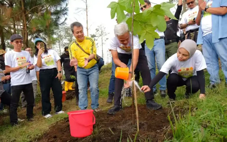 Gubernur Jawa Tengah Ganjar Pranowo bersama Mahasiswa Justicia Club (Majestic)-55 melepas 44 ekor burung dan menanam 200 bibit pohon di sekitar Pos Pendakian Mawar, Gunung Ungaran, sebagai bagian dari upaya pelestarian alam dalam memperingati Hari Ulang Tahun ke-44 Majestic-55.