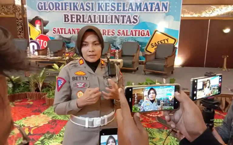 Pengendara sepeda motor di Kota Salatiga masih menghadapi masalah tingginya penggunaan knalpot brong atau tidak sesuai standar. Razia oleh Satlantas Polres Salatiga mengungkapkan bahwa puluhan motor dengan knalpot brong terjaring. Keluhan kebisingan dari masyarakat menjadi alasan utama dilakukan razia