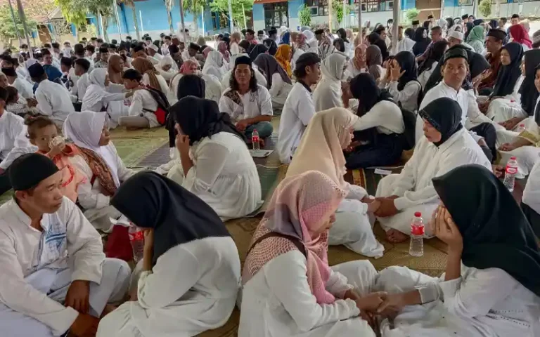 Lantunan dzikir dan doa bersama dilaksanakan di SMPN 1 Bandungan, Kabupaten Semarang untuk memohon kelancaran dan kesuksesan dalam Pelaksanaan Sumatif Akhir Jenjang (PSAJ) Kelas IX Tahun Ajaran 2023. Kegiatan spiritual ini bertujuan membangun karakter peserta didik dan meningkatkan prestasi akademik.