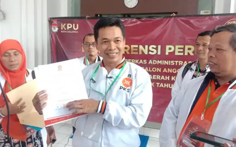 PKS Kota Salatiga menjadi partai politik pertama yang mendaftarkan bakal calon legislatif di KPU Kota Salatiga dengan menggunakan angkot. DPD PKS Salatiga berhasil mendaftarkan 25 calon legislatif, termasuk 9 perempuan, dan 16 laki-laki.