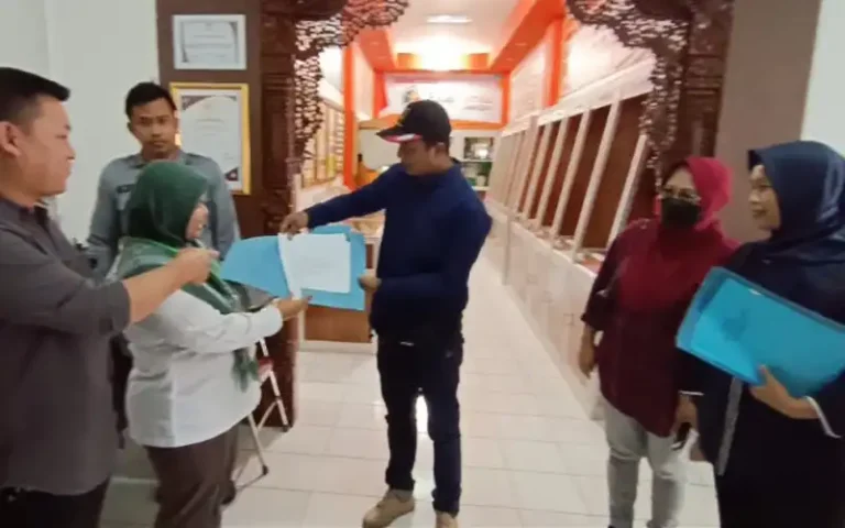 Puluhan anggota kader DPD NasDem Salatiga mengundurkan diri saat pendaftaran Bacaleg di KPU Kota Salatiga. Pengunduran diri ini dipicu oleh kurangnya komunikasi antara kader dan DPP NasDem