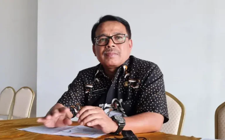 Perekonomian Jawa Tengah yang semakin membaik berdampak positif pada penurunan Tingkat Pengangguran Terbuka (TPT). Survei Angkatan Kerja Nasional (Sakernas) Februari 2023 menunjukkan TPT turun menjadi 5,24 persen dan sebanyak 395 ribu orang terserap di dunia kerja.