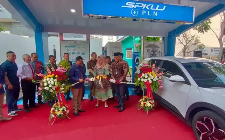 Pemerintah Kota Semarang meluncurkan Stasiun Pengisian Kendaraan Listrik Umum (SPKLU) atau pom listrik di area Balai Kota Semarang yang bekerja sama dengan PT PLN (Persero) pada perayaan Hari Jadi Kota Semarang ke-476 pada 2 Mei 2023. Dengan peluncuran ini, Kota Semarang menjadi kota/kabupaten pertama yang memiliki SPKLU di Jawa Tengah.