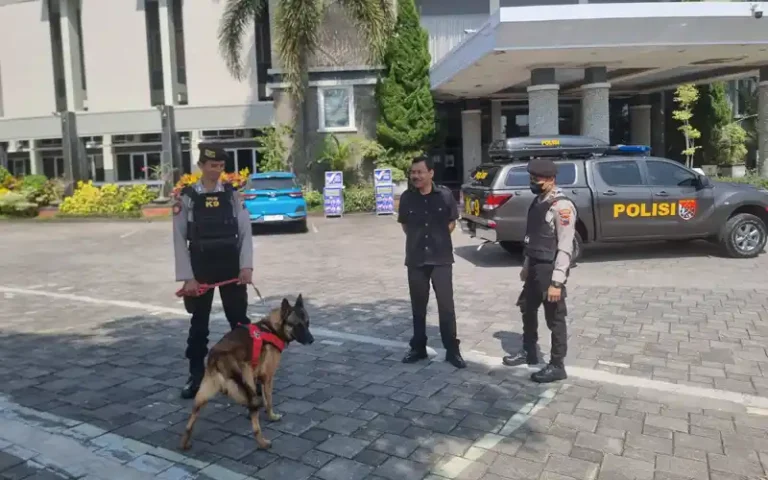 Dalam upaya memberikan perlindungan, pengayoman, dan pelayanan kepada masyarakat, sebanyak 119 personil dari Polres Salatiga ditugaskan untuk melaksanakan pengamanan di 85 gereja yang mengadakan ibadah dalam rangka memperingati Kenaikan Isa Al Masih. Pada tanggal 18 Mei 2023, personil Polres Salatiga dan Jajaran Polsek bekerja sama untuk memastikan keamanan dan kenyamanan warga Kota Salatiga yang menghadiri ibadah tersebut.
