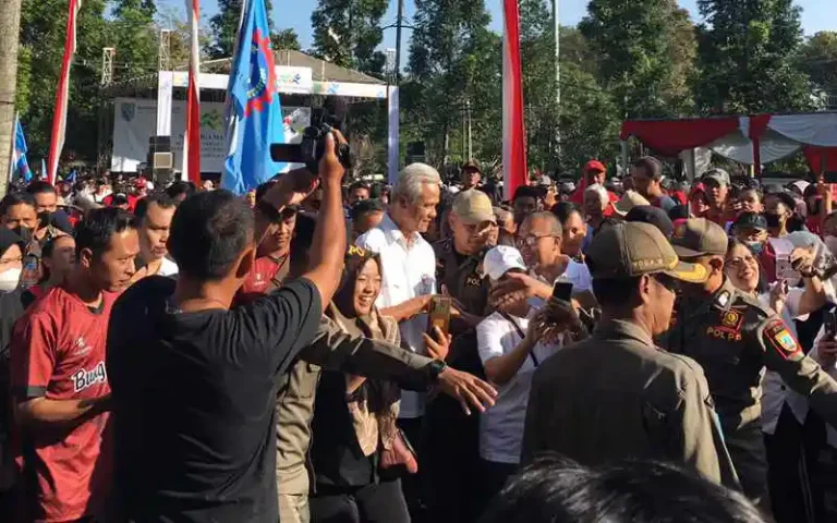 Gubernur Jawa Tengah, Ganjar Pranowo, menegaskan pentingnya memperhatikan kesejahteraan buruh dengan kebijakan yang melampaui upah. Dalam peringatan Hari Buruh, Ganjar berdiskusi dengan para buruh dan mengetahui kebutuhan mereka, termasuk terkait transportasi. Keberadaan Trans Jateng diharapkan bisa meringankan beban buruh dan keluarganya serta membantu meningkatkan fokus kerja.