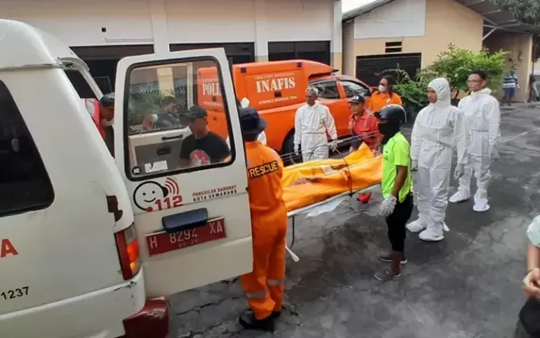 Polisi tengah menangani kasus kematian pimpinan Yayasan SMP Perdana Semarang, EQB (65), yang ditemukan meninggal dunia di halaman sekolah. Korban diduga telah meninggal dalam waktu yang cukup lama dan ditemukan dalam kondisi membusuk. Penyebab pasti kematian korban masih menunggu hasil pemeriksaan lebih lanjut.