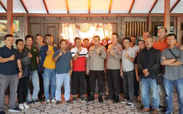Kapolres Salatiga memberikan apresiasi kepada awak media yang telah membantu mempublikasikan kegiatan Polres Salatiga dan berkomitmen untuk meningkatkan sinergitas. Selain itu, Polres Salatiga juga telah melaksanakan program "Polisi RW" dengan melibatkan 210 personil Polri di setiap wilayah Kota Salatiga.
