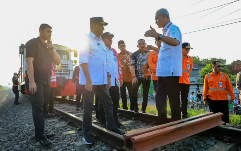 Gubernur Jawa Tengah, Ganjar Pranowo, teringat kenangan masa mudanya saat mendengar rencana aktivasi Stasiun Purworejo. Stasiun tersebut mengingatkannya pada saat dia menjadi tukang ojek. Bersama dengan Menteri Perhubungan RI, Budi Karya Sumadi, Ganjar melakukan kunjungan ke Stasiun Purworejo setelah menghadiri acara groundbreaking Terminal Bus Baru Tipe A di Purworejo.